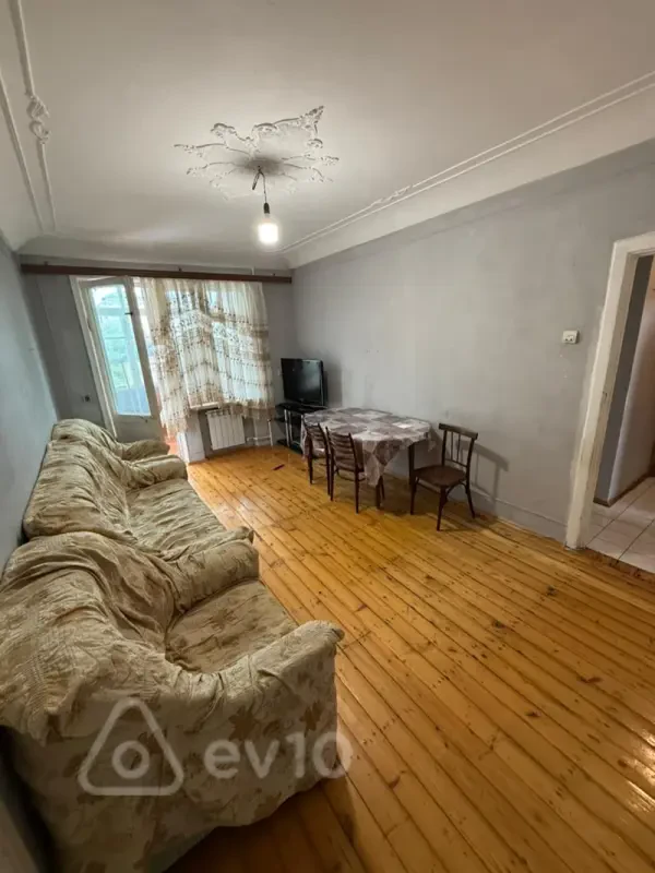 Kirayə verilir 2 otaqlı köhnə tikili 50 m²