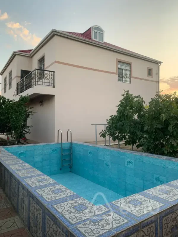 Satılır 5 otaqlı həyət evi 200 m²