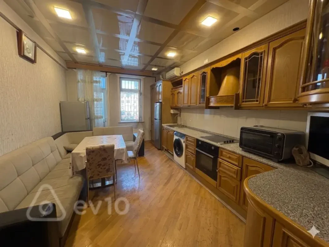 Kirayə verilir 4 otaqlı köhnə tikili 170 m²