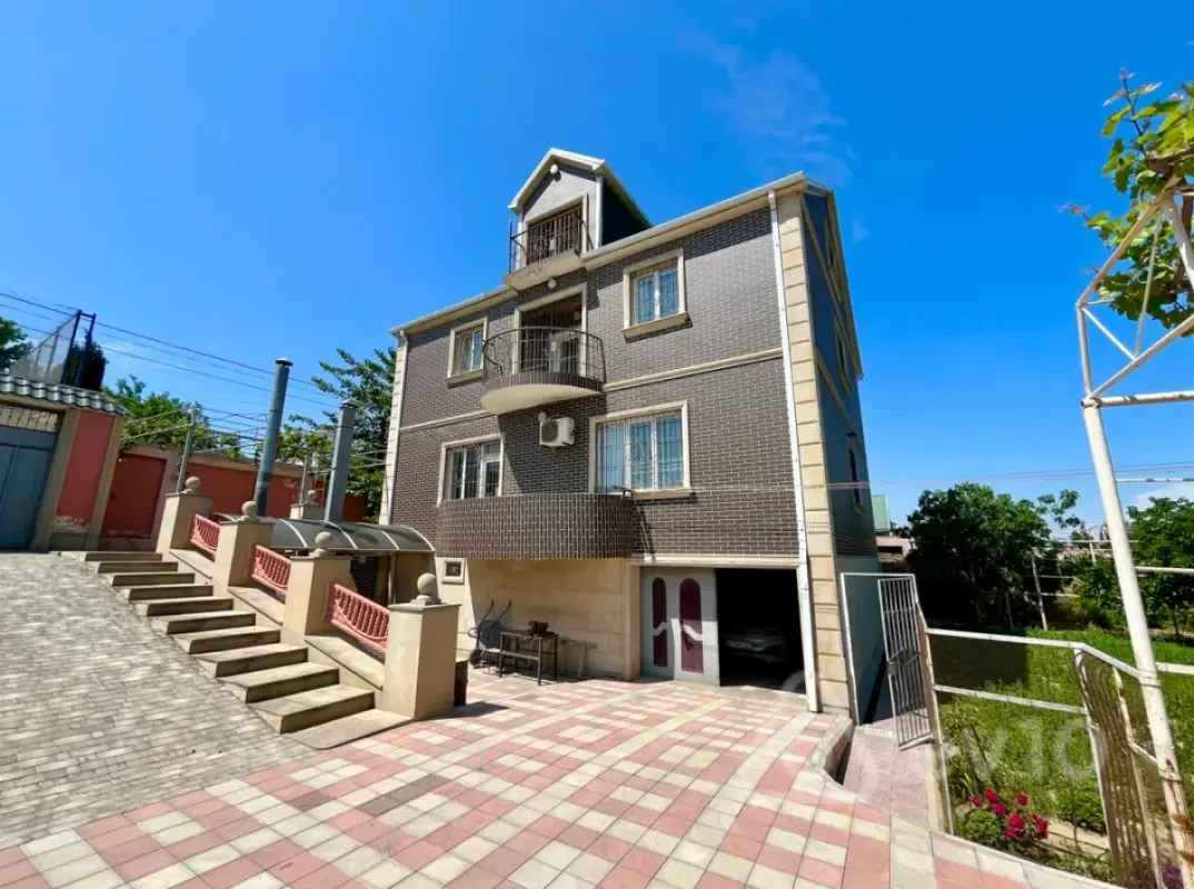 Satılır 8 otaqlı həyət evi 440 m²