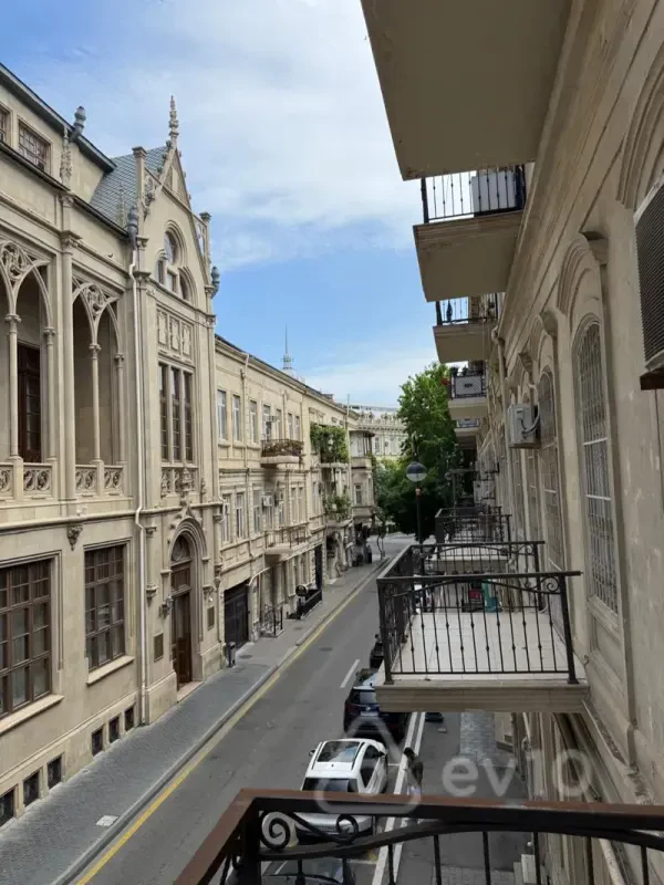Satılır 2 otaqlı köhnə tikili 60 m²