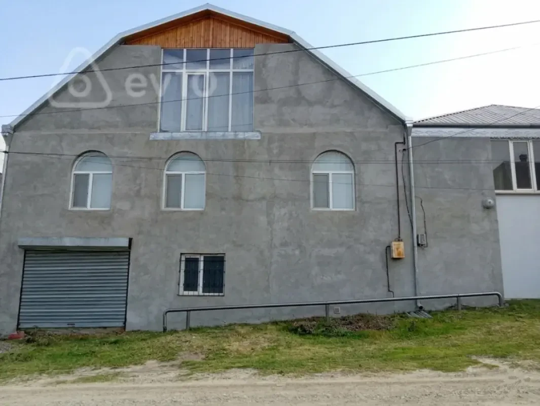 Satılır 8 otaqlı həyət evi 250 m²