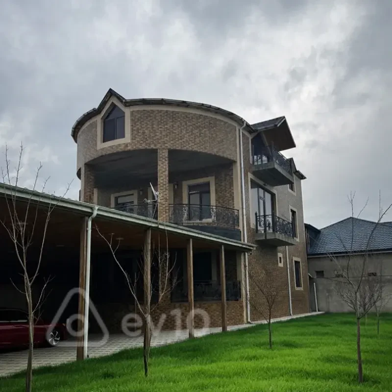 Satılır 5 otaqlı həyət evi 300 m²