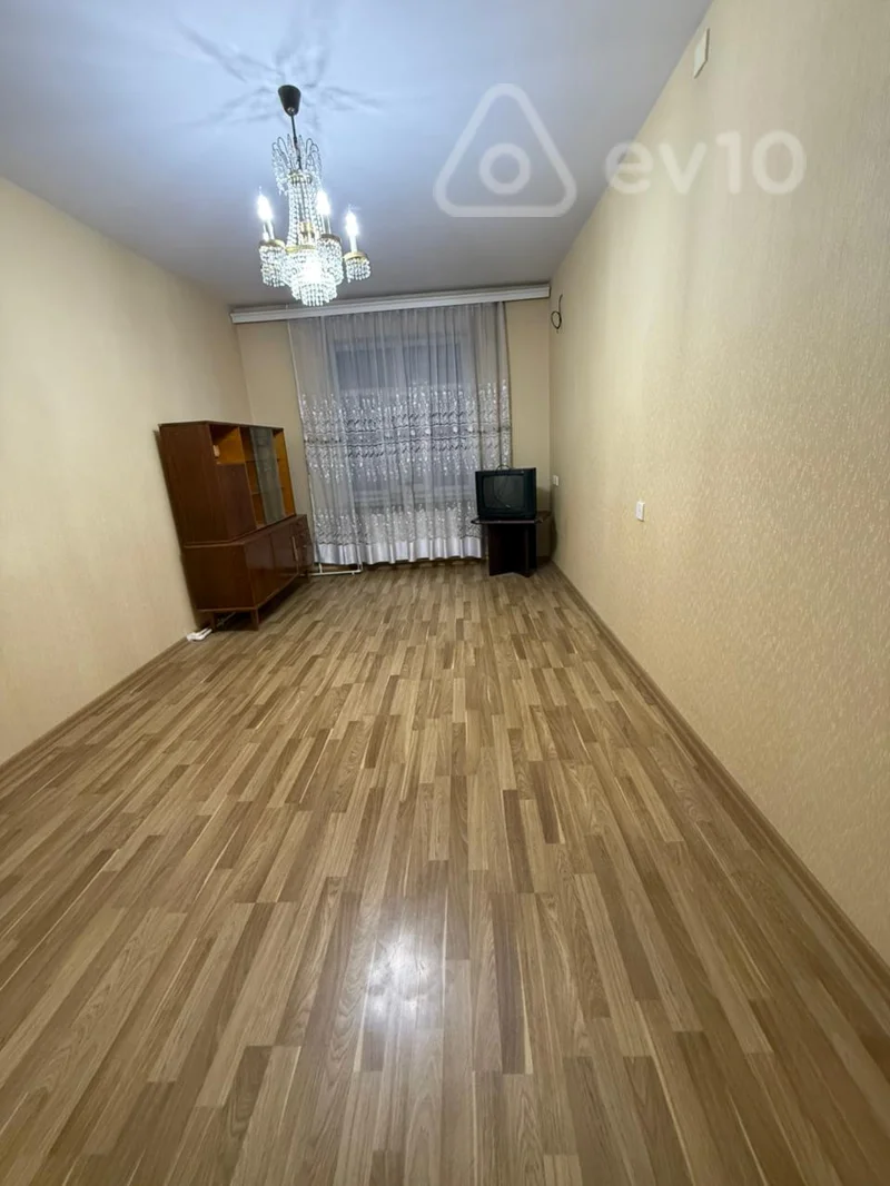 Satılır 4 otaqlı köhnə tikili 105 m²