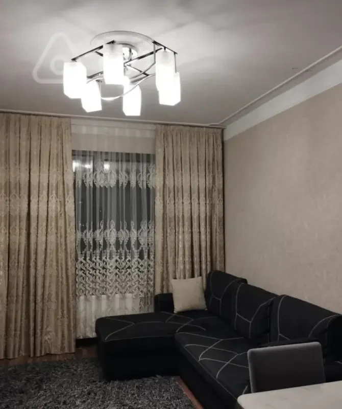 Kirayə verilir 2 otaqlı köhnə tikili 60 m²