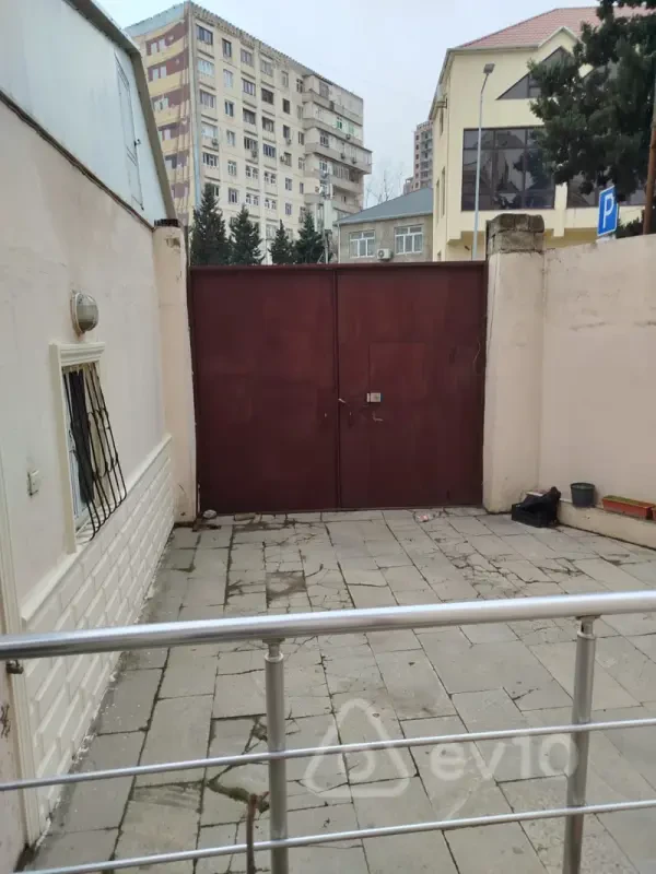 Kirayə verilir 7 otaqlı həyət evi 300 m²