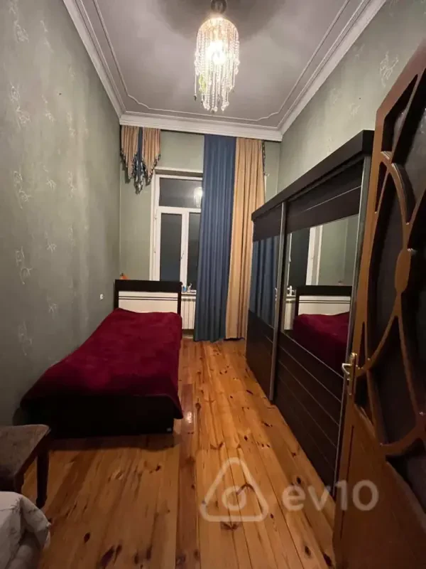 Kirayə verilir 3 otaqlı köhnə tikili 90 m²