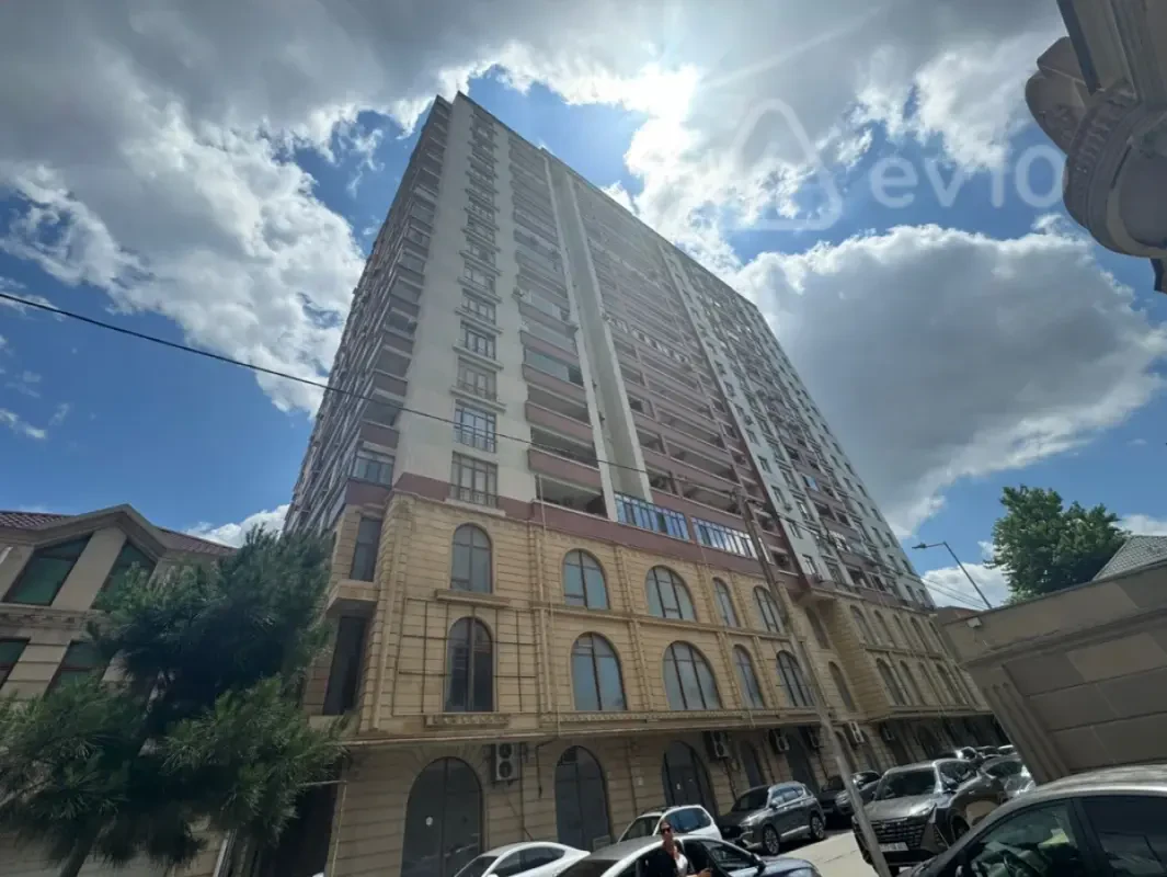 Satılır 4 otaqlı yeni tikili 200 m²
