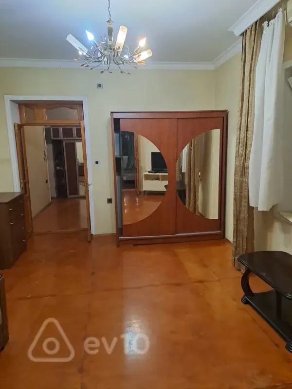 Kirayə verilir 2 otaqlı köhnə tikili 55 m²