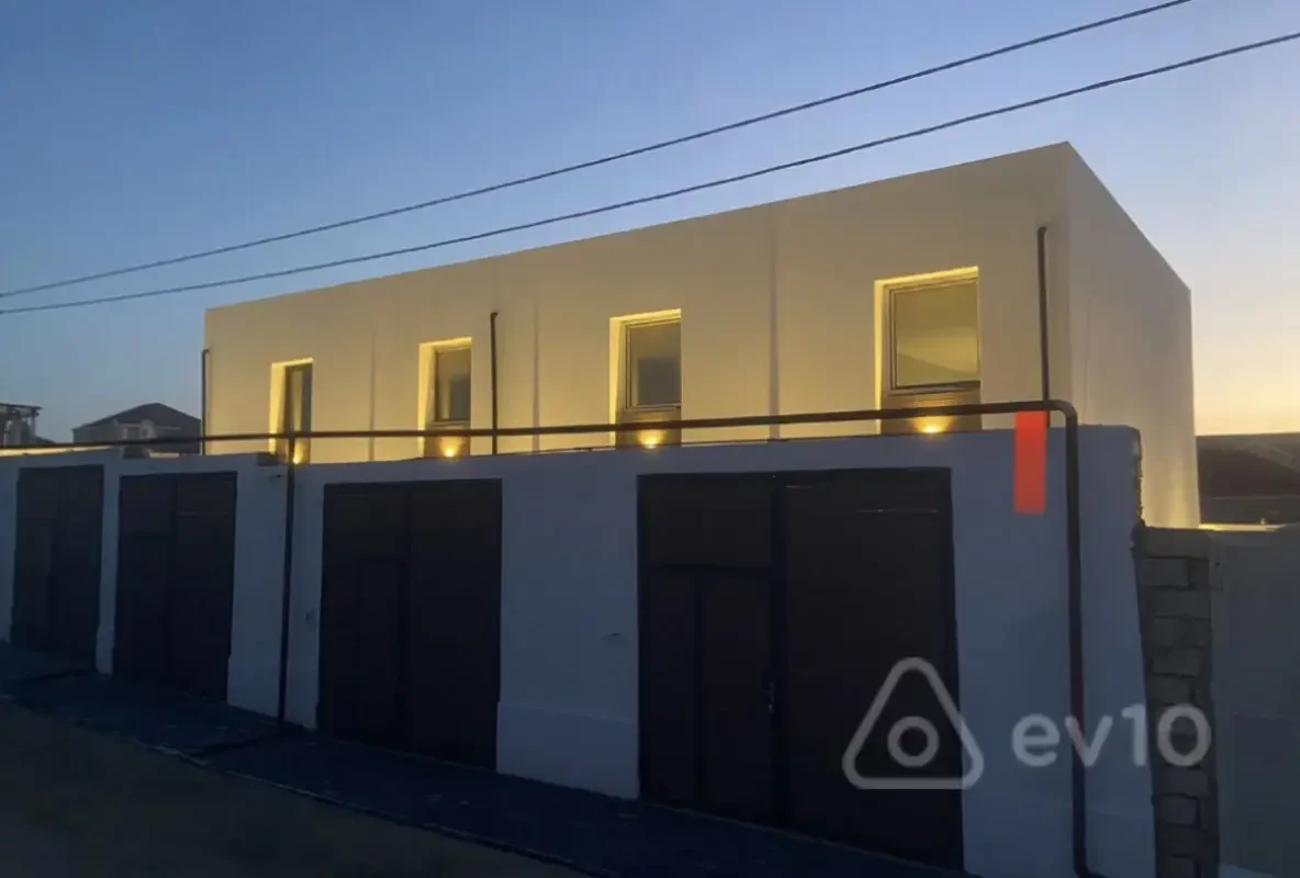 Satılır 8 otaqlı həyət evi 250 m²