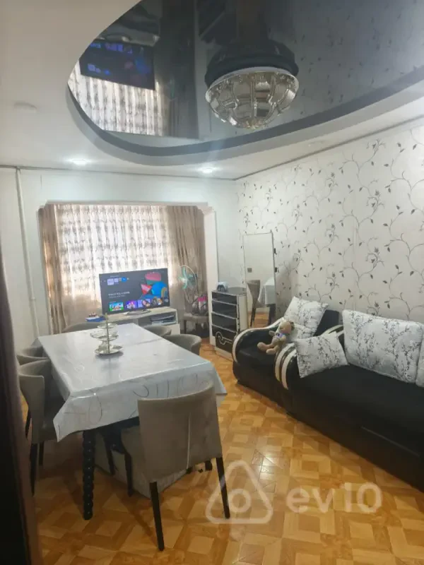Satılır 4 otaqlı köhnə tikili 100 m²