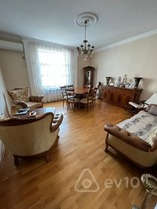 Satılır 2 otaqlı köhnə tikili 80 m²