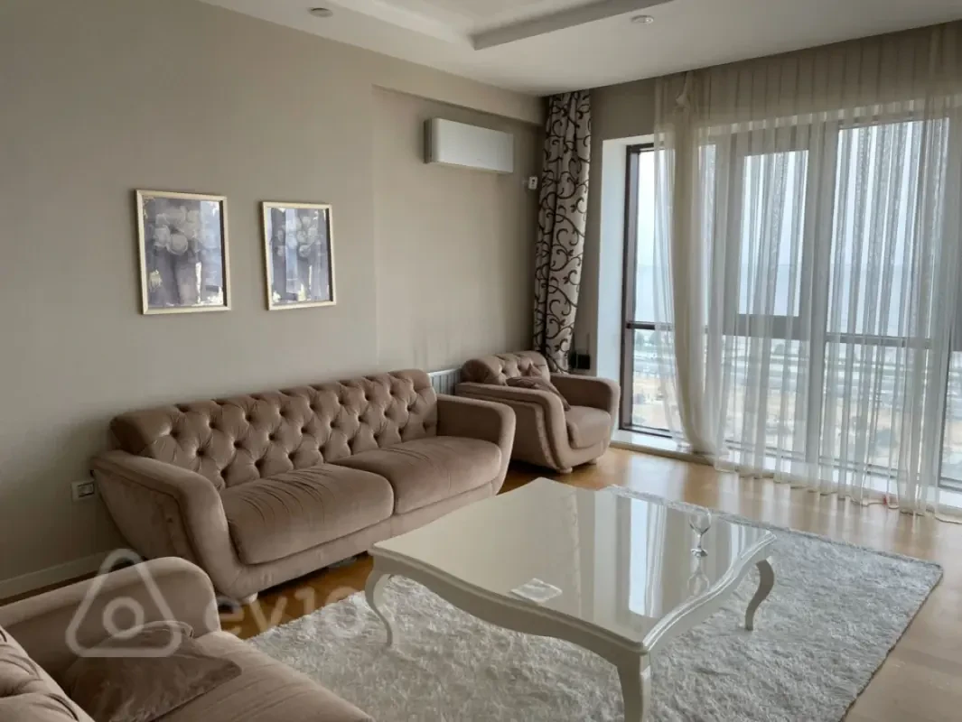 Kirayə verilir 3 otaqlı yeni tikili 180 m²