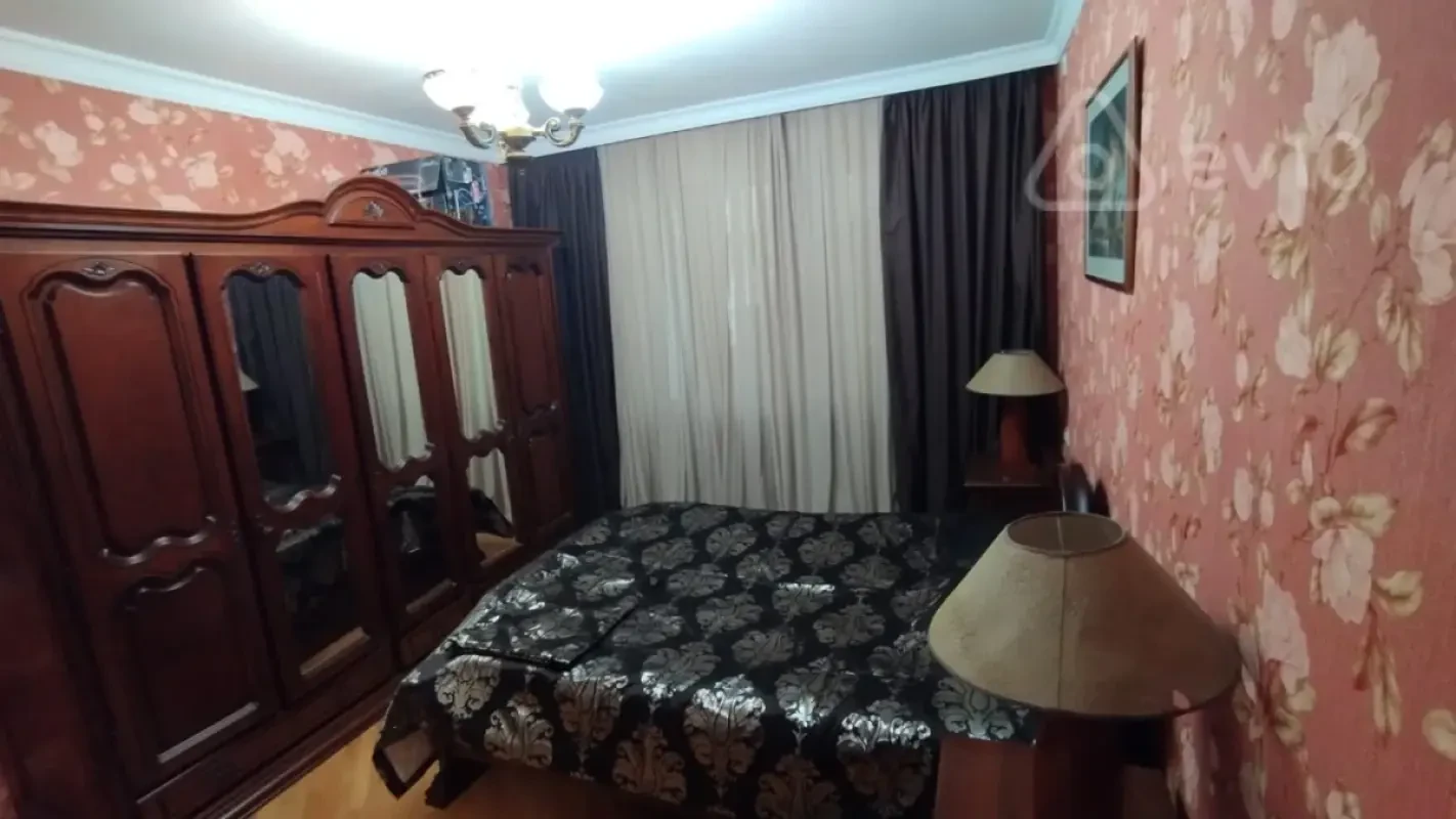 Kirayə verilir 2 otaqlı köhnə tikili 66 m²