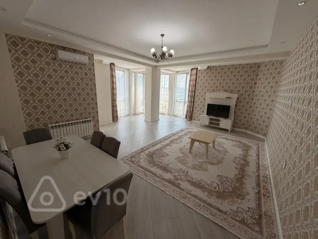 Kirayə verilir 3 otaqlı yeni tikili 150 m²