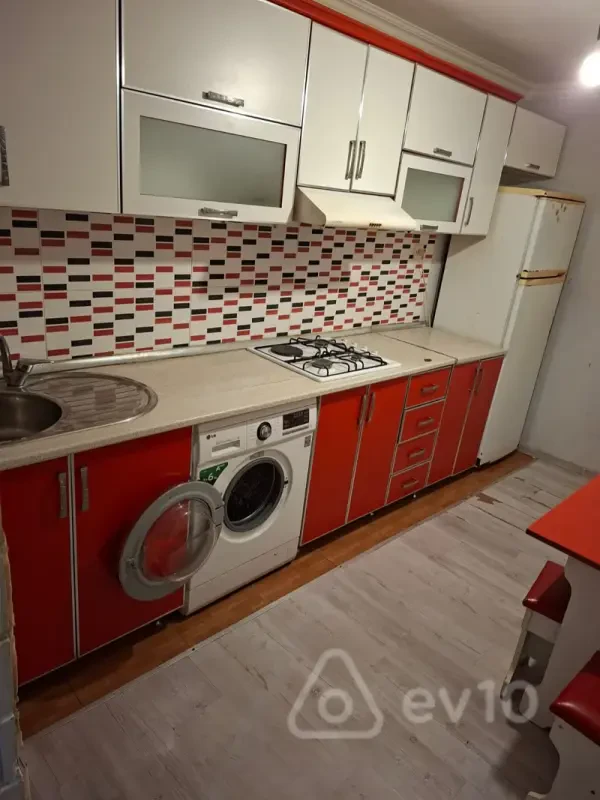 Kirayə verilir 3 otaqlı köhnə tikili 180 m²