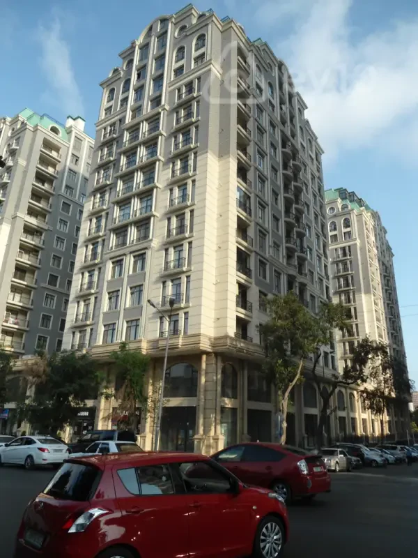 Satılır 4 otaqlı yeni tikili 180 m²