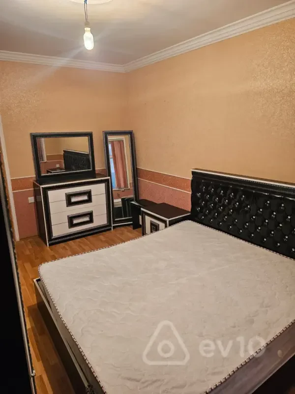 Kirayə verilir 4 otaqlı köhnə tikili 100 m²