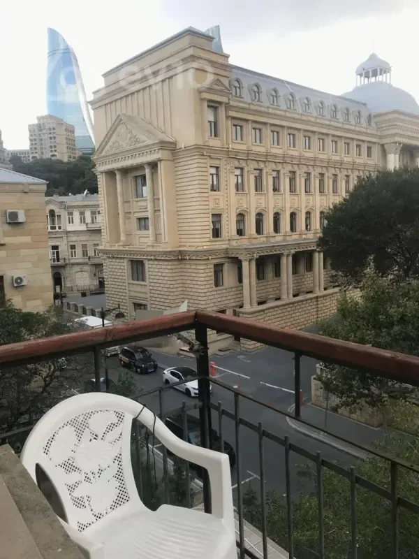 Kirayə verilir 2 otaqlı köhnə tikili 66 m²