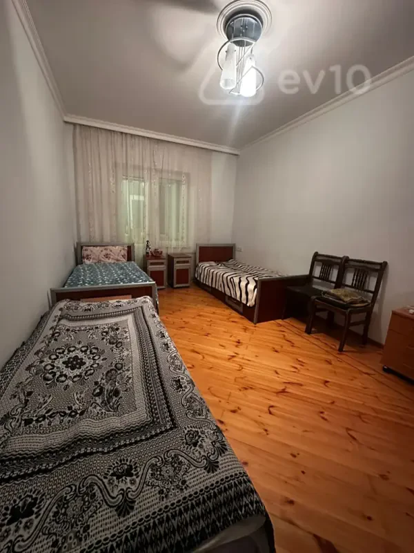 Kirayə verilir 4 otaqlı köhnə tikili 120 m²