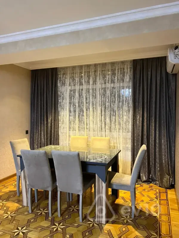 Kirayə verilir 2 otaqlı köhnə tikili 100 m²