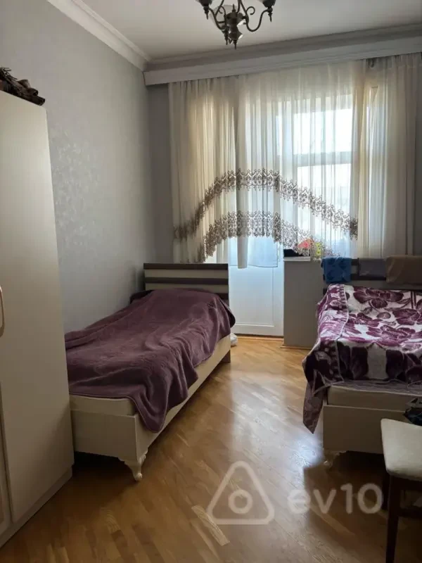 Kirayə verilir 4 otaqlı köhnə tikili 120 m²