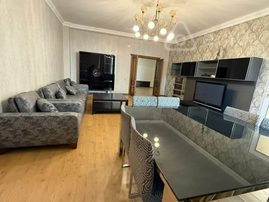 Kirayə verilir 4 otaqlı yeni tikili 160 m²