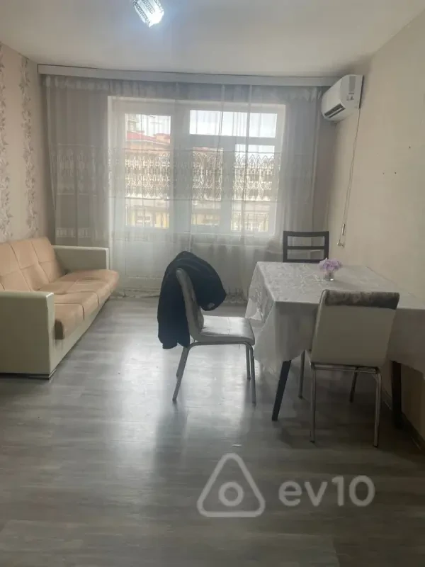 Kirayə verilir 2 otaqlı köhnə tikili 50 m²