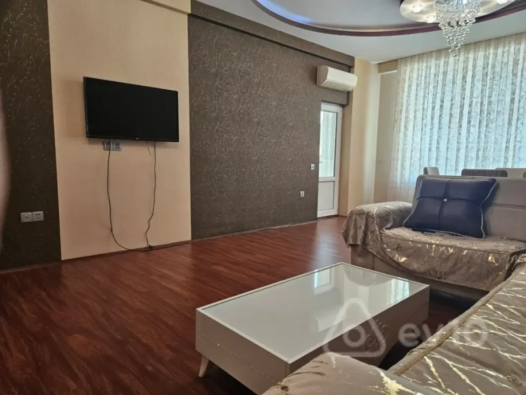 Kirayə verilir 3 otaqlı köhnə tikili 135 m²