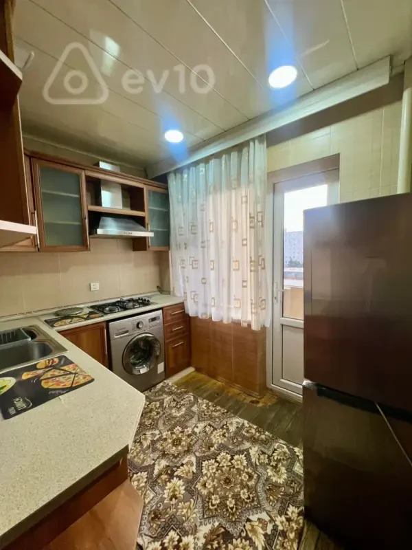 Kirayə verilir 4 otaqlı köhnə tikili 100 m²