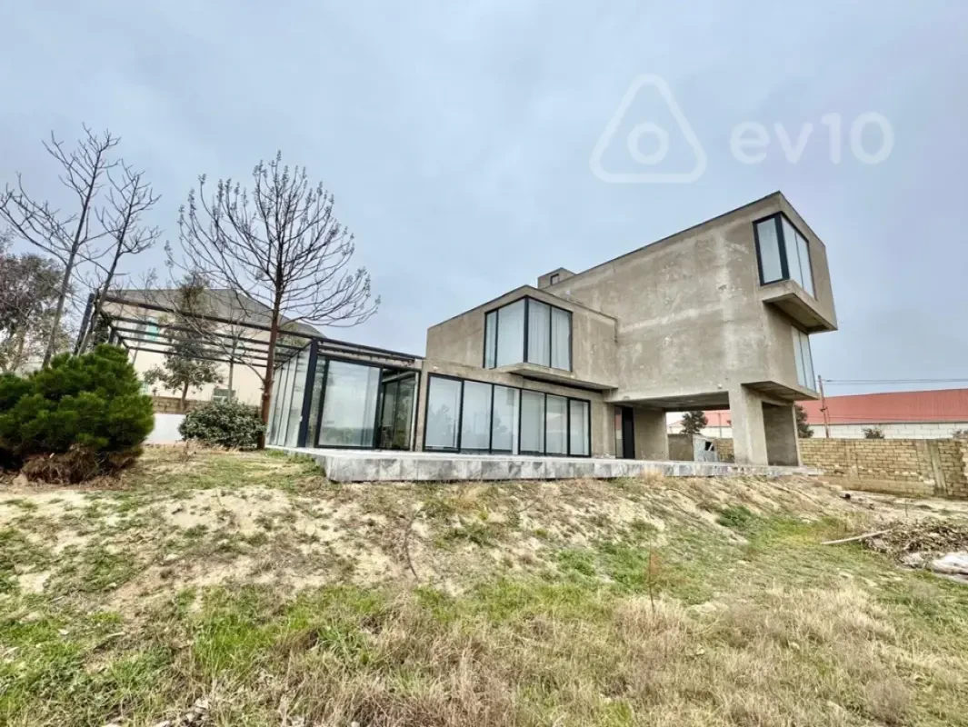 Satılır 14 otaqlı həyət evi 300 m²