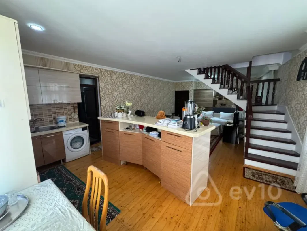 Satılır 7 otaqlı həyət evi 430 m²
