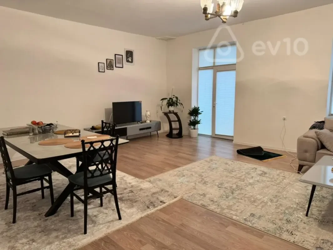 Kirayə verilir 2 otaqlı köhnə tikili 105 m²
