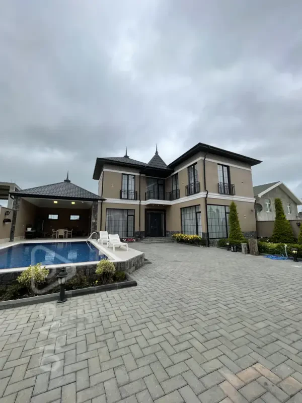 Satılır 6 otaqlı həyət evi 300 m²