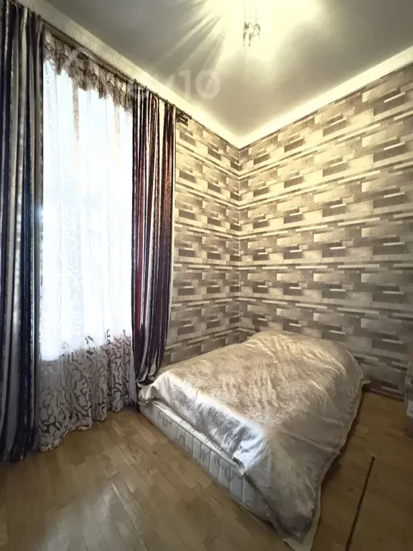 Satılır 5 otaqlı köhnə tikili 250 m²