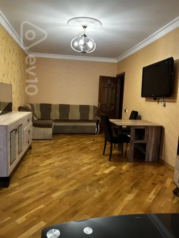 Kirayə verilir 4 otaqlı köhnə tikili 200 m²