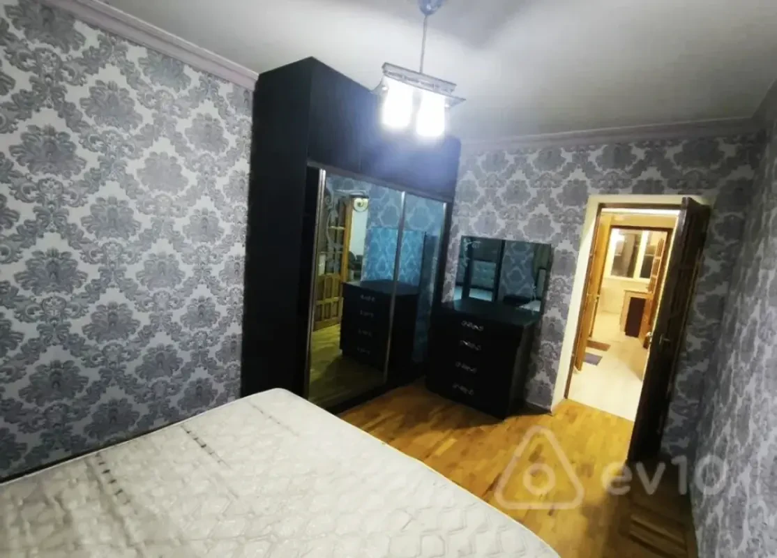 Kirayə verilir 3 otaqlı köhnə tikili 80 m²