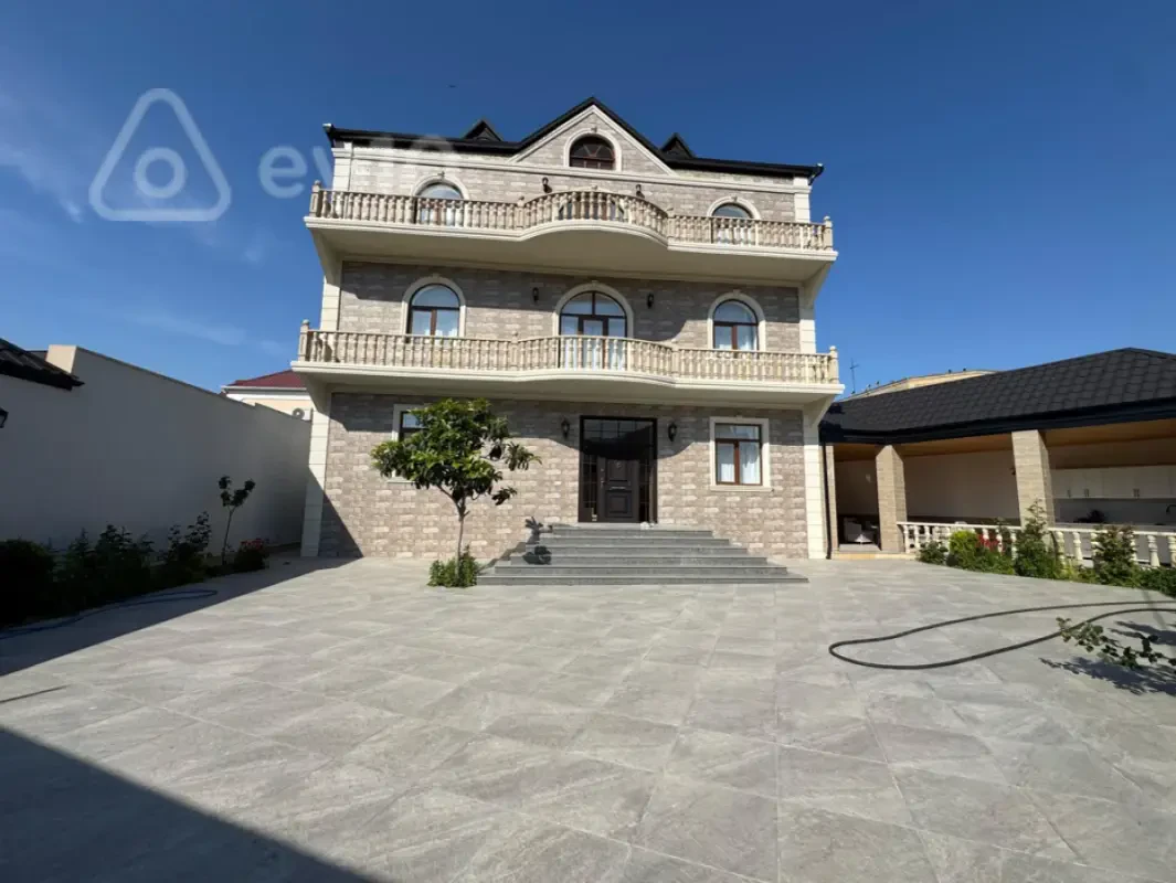 Satılır 8 otaqlı həyət evi 415 m²