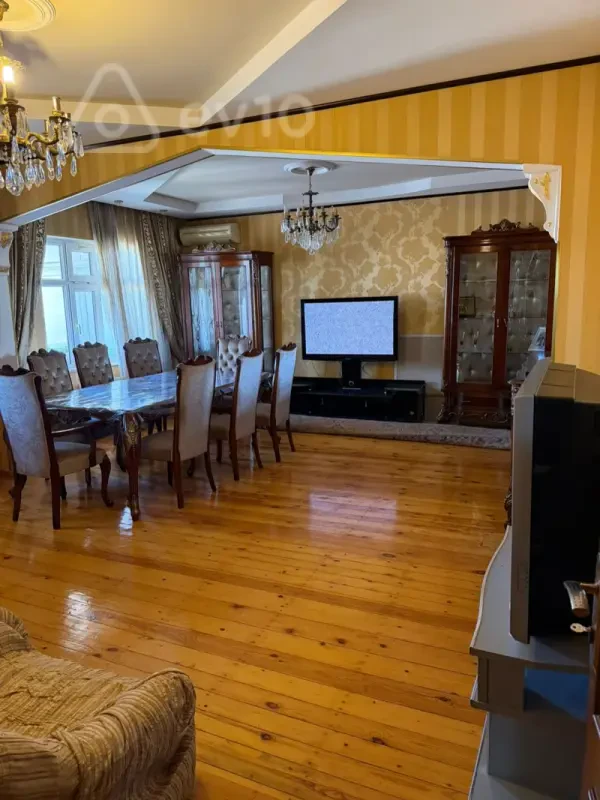 Kirayə verilir 4 otaqlı köhnə tikili 140 m²