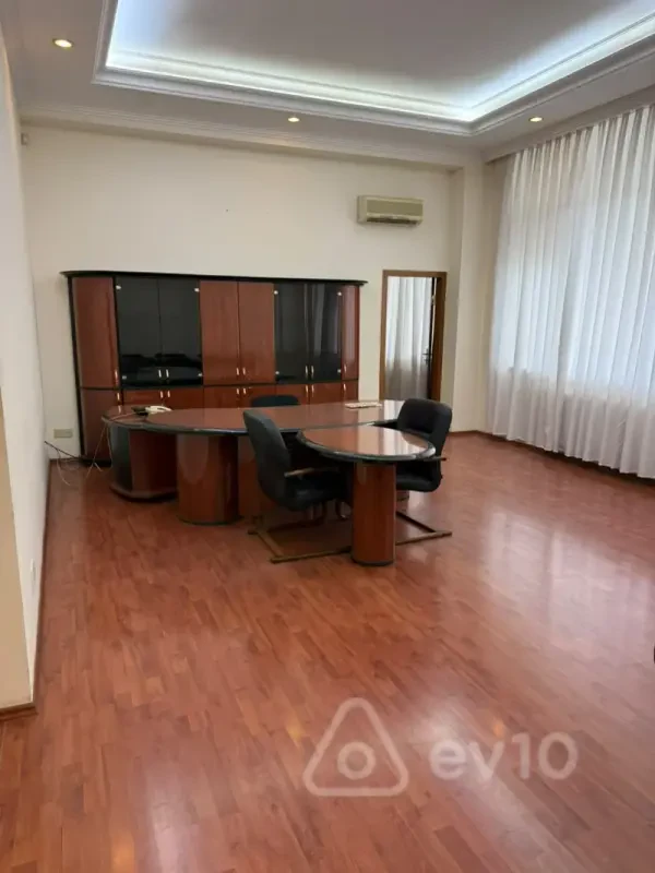 Kirayə verilir mənzil 206 m²