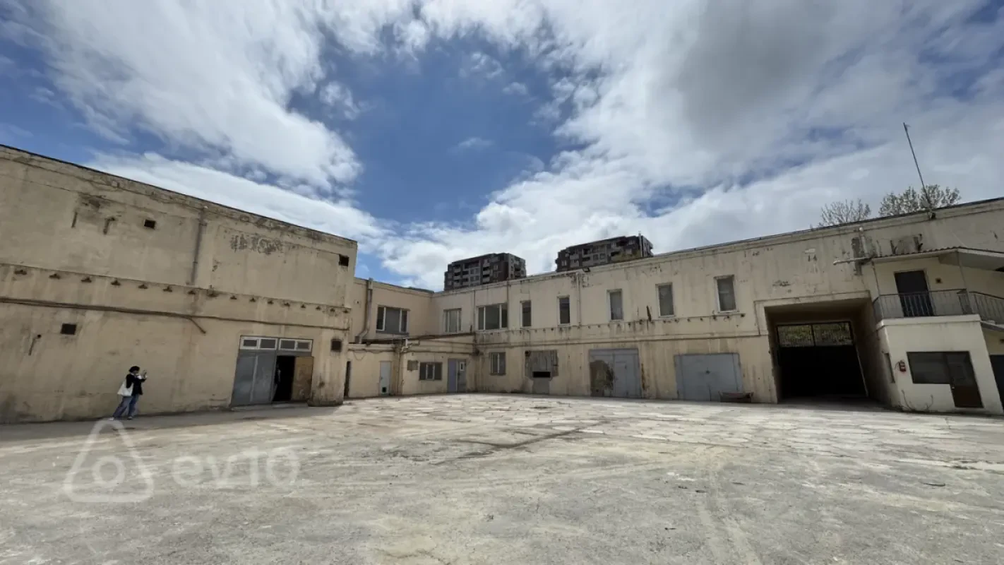 Satılır mənzil 2000 m²