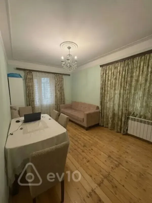 Satılır 2 otaqlı köhnə tikili 65 m²