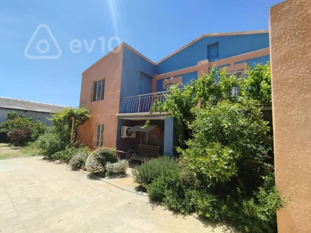 Satılır 5 otaqlı həyət evi 250 m²