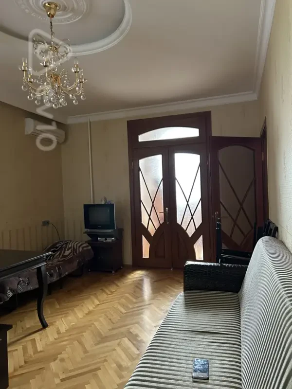 Kirayə verilir 2 otaqlı köhnə tikili 80 m²