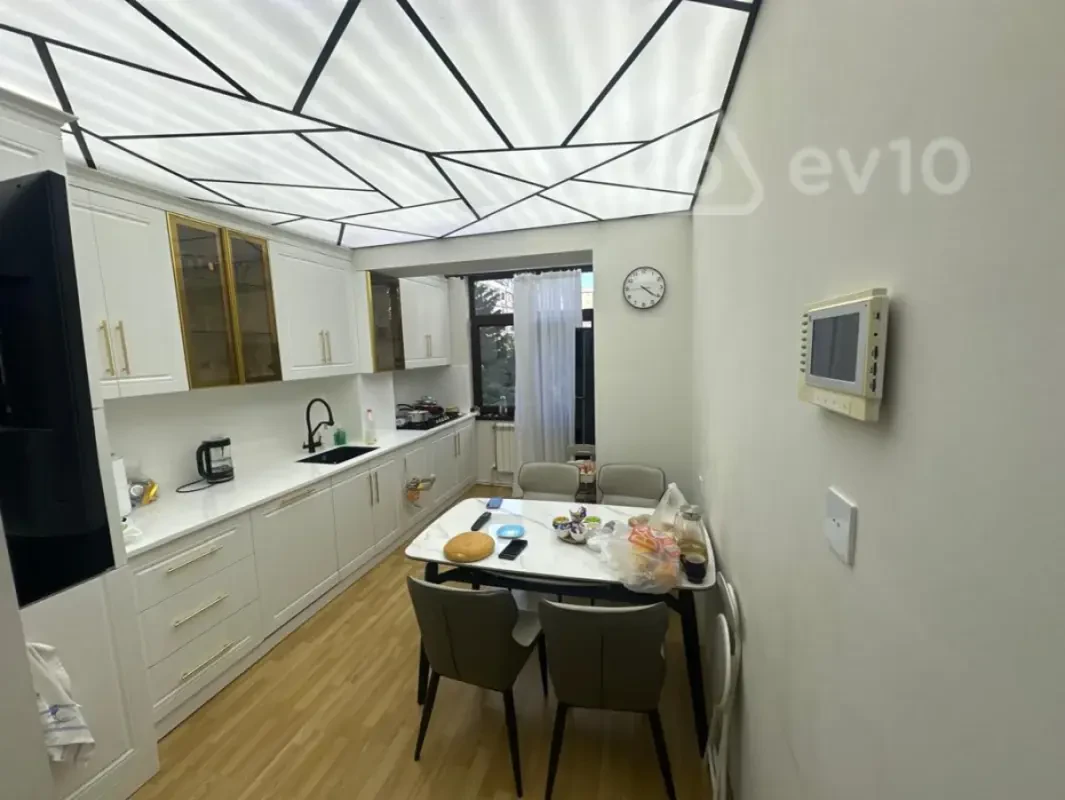 Satılır 3 otaqlı köhnə tikili 90 m²
