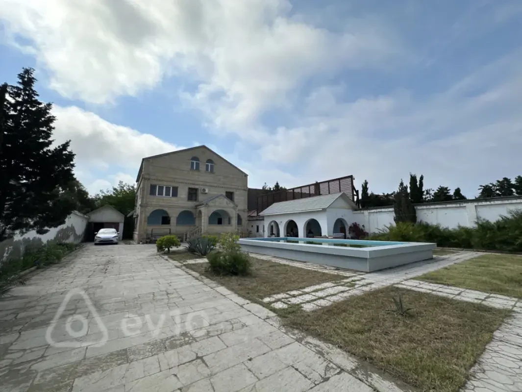 Satılır 8 otaqlı həyət evi 600 m²