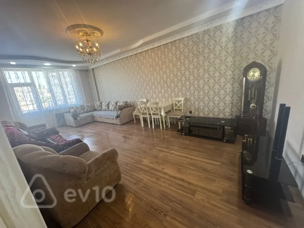 Kirayə verilir 3 otaqlı yeni tikili 140 m²
