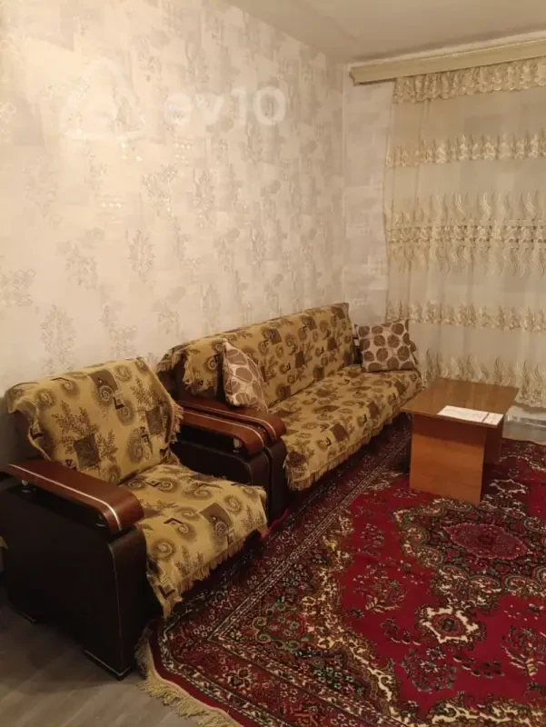 Kirayə verilir 4 otaqlı köhnə tikili 86 m²