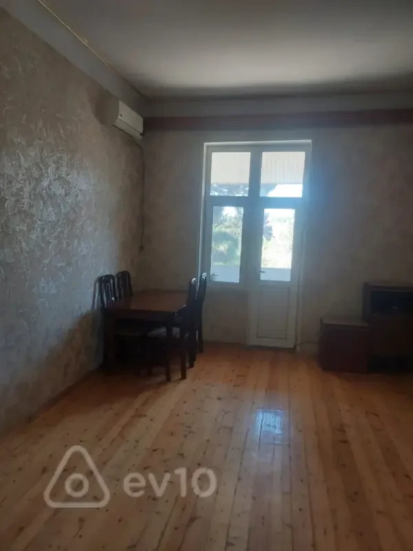 Kirayə verilir 2 otaqlı köhnə tikili 60 m²