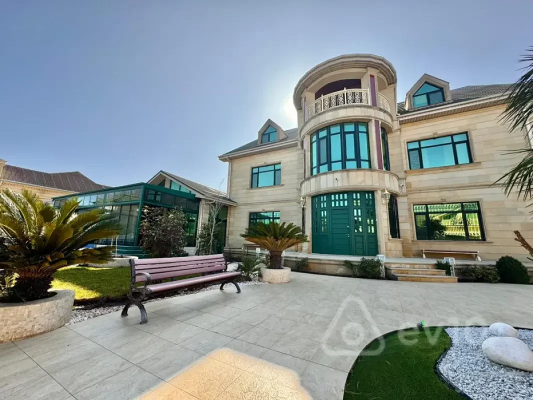 Satılır 14 otaqlı həyət evi 1875 m²